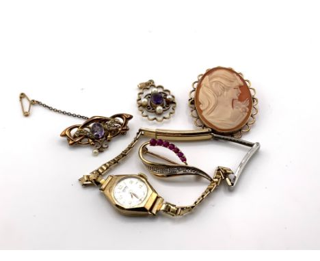 A small mixed lot of gold items to include a 9ct gold mounted cameo brooch, 9ct gold cased watch, Gold pendant and 2 addition