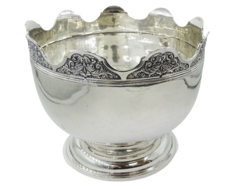 Late Edwardian silver Monteith bowl, the plain body with moulded foliate detailed and shaped rim, upon a circular stepped foo