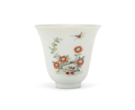 A Chinese famille verte 'floral' wine cupLate Qing dynasty/Republic period, apocryphal Kangxi six-character markEnamelled wit