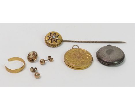 A broken 22 carat gold wedding ring, 1 gram gross; a stick pin; a pair of ear studs; a single broken cameo earring; and two l