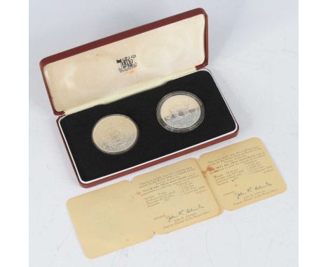 Republic of Venezuela, Royal Mint uncirculated silver 50 and 25 Bolivares, cased with certificates. (1)