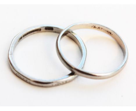 Two platinmum wedding bands. Wt.4.4g. Size K and M