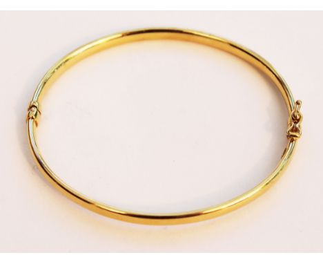 A 9ct gold bangle. Wt. 4g Diam. 6cm