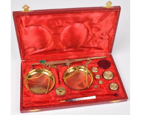 Boxed set of coin scales with six weights from 1g to 50g and tweezers.