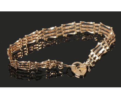 A 9ct gold gate bracelet with heart shape clasp. (4.32g).  