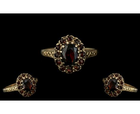 Ladies - Attractive 9ct Gold Garnet Set Cluster Ring, Excellent Flower head Setting. The Faceted Garnets of Excellent Colour 