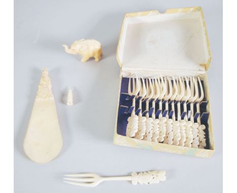 LATE NINETEENTH/EARLY TWENTIETH CENTURY ORIENTAL CARVED IVORY SHOE HORN, with figural top, 6" (15.2cm) long, TOGETHER WITH A 