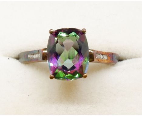 A 9 carat gold ring set purple to green colour change stone, 3.4g, size N to O 