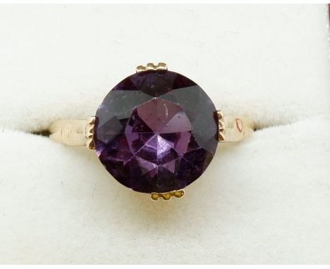 A yellow metal ring set purple to blue colour change stone, 4.2g, size M to N 