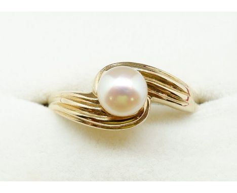 A 9 carat gold ring crossover set pearl, size T, 2.5g 
