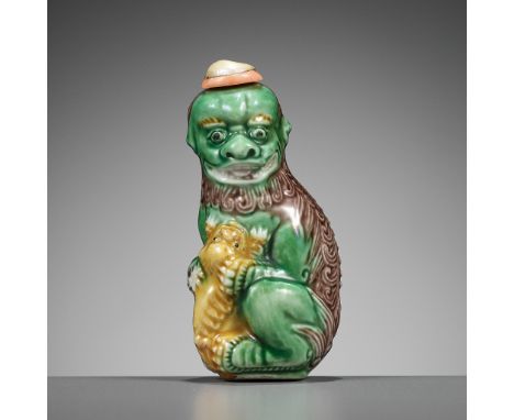 A MOLDED AND SANCAI-GLAZED PORCELAIN 'LION AND CUB' SNUFF BOTTLE, 1790-1830China. Modeled as a Buddhist lion sitting upright,