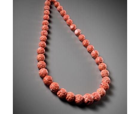 A NECKLACE WITH CORAL BEADS, CHINA, LATE 19TH TO 20TH CENTURYComposed of 39 globular coral beads of graduating size, each car