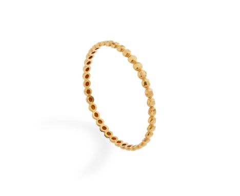A facetted bangle composed of circular facetted links, unmarked(Internal diameter: 6.5cm)