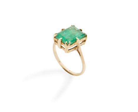 An emerald ring claw-set with a rectangular step-cut emerald, stamped 18(Ring size: S)