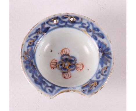 A miniature porcelain Imari shaving basin, China, 18th century, Ø 5 cm.