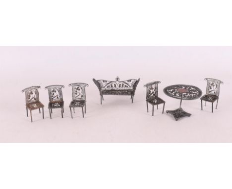 Etagere silver. A filigree round table with chairs and a bench, to. 7x.