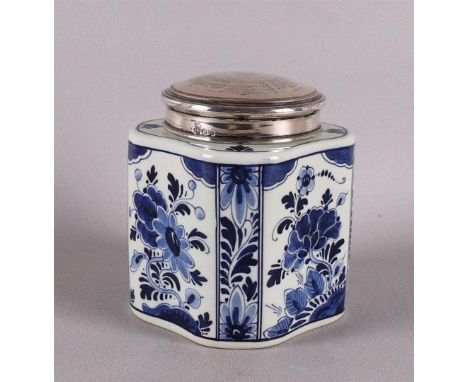 A Delft blue earthenware tea caddy with 2nd grade 835/1000 silver lid, mid 20th century, h 9.5 cm.