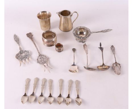 A lot of 2nd grade 835/1000 silver including tea strainer, cake fork and cup, 20th century, total weight 418 grams, tot. 18x.