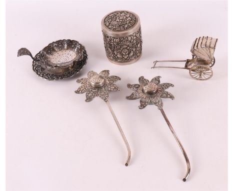 A lot of various 3rd grade 800/1000 Djocja silver, including tea caddy and tea strainer, 20th century, total 6x.