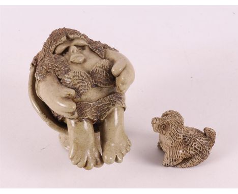 Dulmen, van Krumpelmann, Lydeke (Groningen 1952) "Woman with dog", ceramic object, signed on the bottom, h9 and 5.5 cm, total