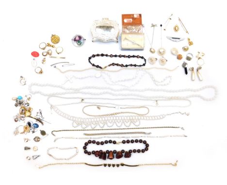 A small group of costume jewellery, a single 9ct gold hoop earring, dress rings, clip on earrings, stick pins, etc. (1 tray) 