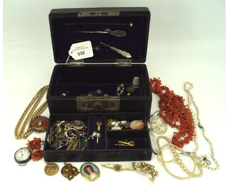 A box of vintage jewellery to include silver, including a emerald ring, a small yellow metal chain, brooch, coral earrings, s