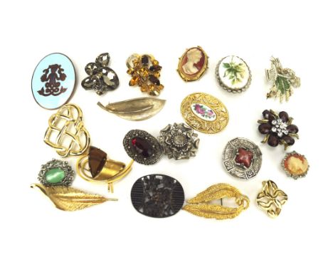 A collection of twenty vintage brooches, including cameos and ceramic examples
