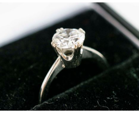 A DIAMOND SOLITAIRE RING, white metal setting, the round brilliant cut stone of approximately 1.25 carats, claw set, the shan