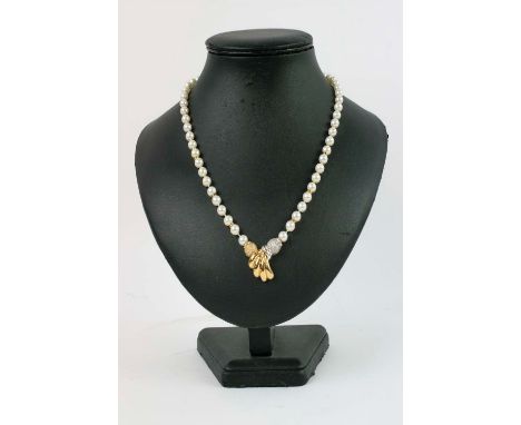 AN 18CT GOLD AND PEARL SINGLE STRAND NECKLACE, fitted with 6mm round cultured white pearls, the pendant set with white facete