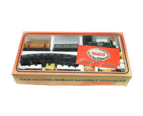 Mamod O Gauge Tank Goods Set consisting of 0-4-0T locomotive, open wagon and lumber wagon (all E, engine appears to have been