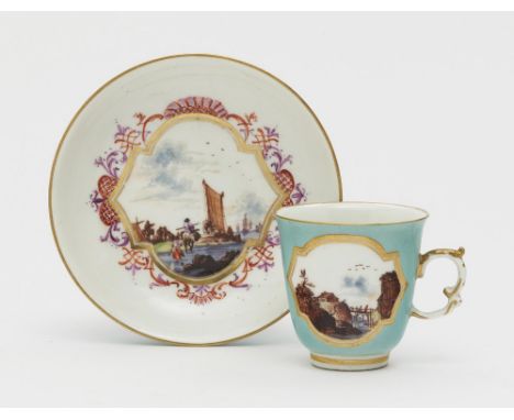 Tasse mit UntertasseMeissen, um 1745 Porzellan. Türkisfond. Goldstaffage. Becherform mit Volutenhenkel. Bunte Kauffahrteiszen