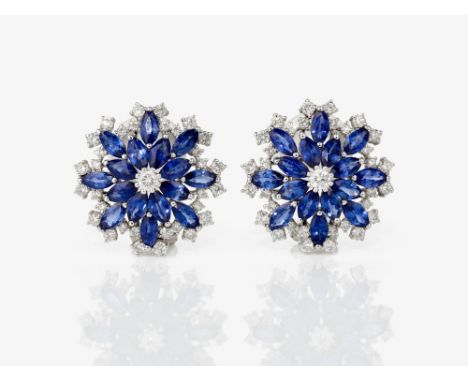 Ein Paar stilisiert florale Ohrstecker verziert mit Saphiren und BrillantenItalien Weißgold 18 K, 750/-, gestempelt. 66 Brill