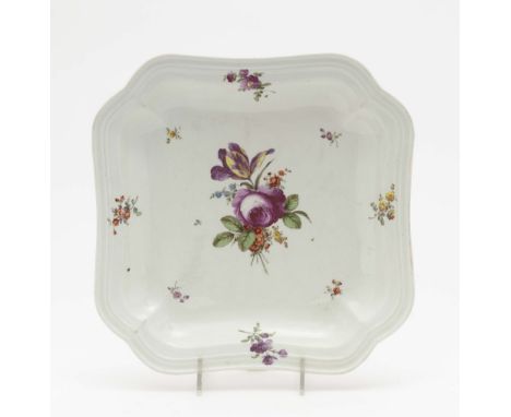 PlatteWien, um 1760/1770 Porzellan. Quadratisch mit passigem, profiliertem Rand. Bunter Blumendekor. Blaue Bindenschildmarke,