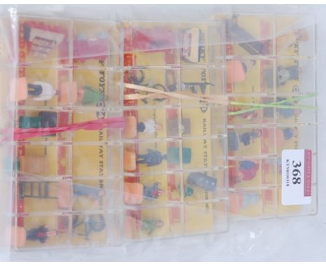 Dinky Toys figures sets 2x 054 passengers and 1x 052 railway station personnel (E) original plastic boxes