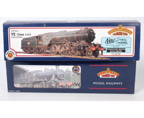 Bachmann 00 Gauge Locomotive Group, 2 examples to include No.31-551 V2 No.60800 Green Arrow, BR Black, and a No.32-286 Ivatt 