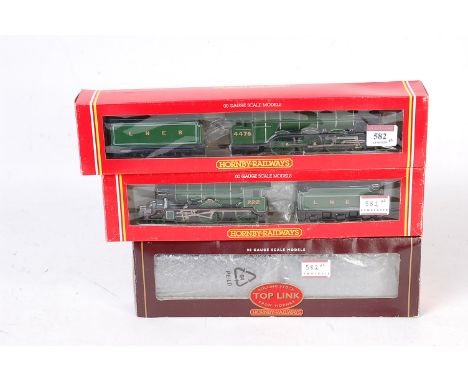 Hornby Boxed 00 Gauge Locomotive Group, 3 examples, to include R315 LNER B17/4 4-6-0 No.2862 Manchester United Loco and Tende