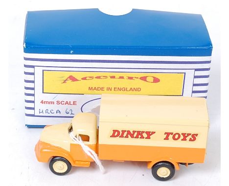 Accuro 4mm scale model Bedford lorry - miniature of Dinky toy 930 Pallet-Jekta in Dinky toys livery (M)(BM)