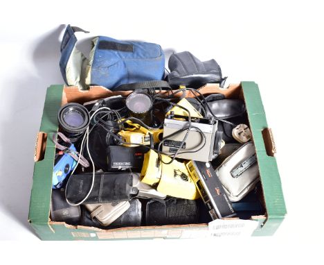 A TRAY CONTAINING TWENTY THREE MINOLTA SLR AND INSTANT CAMERAS including a 7000AF, a Dynax 7000i, a X300, a XGM, three Weathe