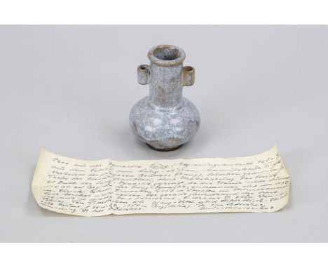 Kleine Arrow Vase, China, vielleicht Song-zeitlich. Monochrome, blaugraue Glasur, Fußring unglasiert, H. 8,5 cm (Beiliegend e