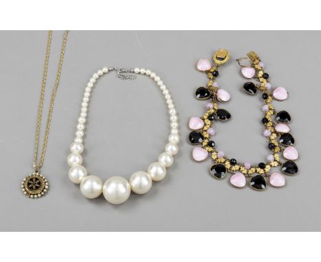 Zwei Vintage Modeschmuck Colliers und eine Kette mit Anhänger, gold- und silberfarbenes Metall, tlw. mit Schmucksteinen und K