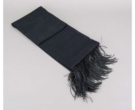Jil Sander, breiter Schal, weiches schwarzes textiles Mischgewebe mit federbesetztem Saum (Marabufedern?), leichte Gebrauchs-