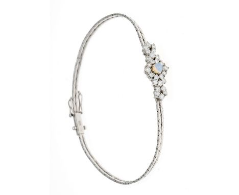 Opal-Brillant-Armband WG 585/000 mit einem runden Opal-Cabochon 4 mm mit leichtem Farbenspiel und 26 Brillanten, zus. 0,46 ct