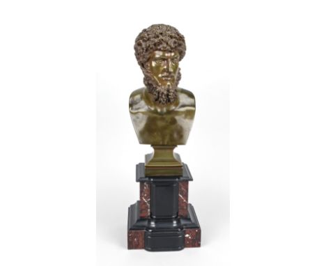 Büste des römischen Kaisers Lucius Verus (130-169n.Chr.), grün patinierte Bronze nach dem antiken Vorbild auf zweifarbigem Ma