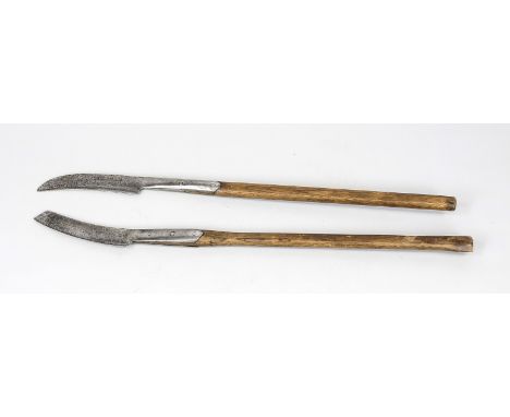 2 Flensmesser bzw. Speckmesser, 19. Jh., Holz und Eisen. Spezielle, langstielige Messer (sog. ''Flensing Tools''), die beim W