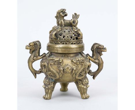 Censer, China 20. Jh., Messing/Bronze. Tripod mit Reliefdekor, Drachenhandhaben. Durchbrochen gearbeiteter Deckel mit figürli