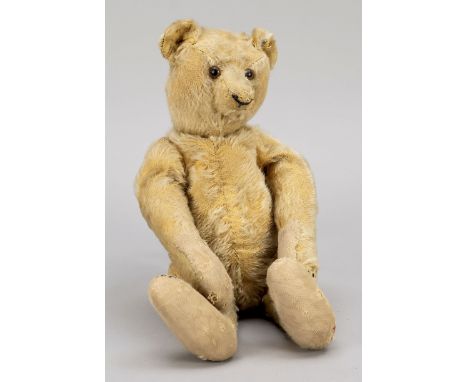 Steiff Teddybär, Deutschland, um 1905. Bewegliche Arme und Beine. Hier und da geflickt, stellenweise stärkerer Fellverlust. K