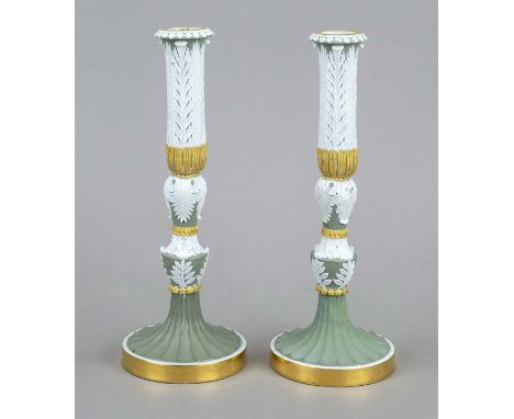 Klassizismus Leuchter Paar, Meissen, Marke 1817-1824, 1. W., Entwurf J.C.Dressler 1820-1824, Modellnr. R 26, grüne Jasperware