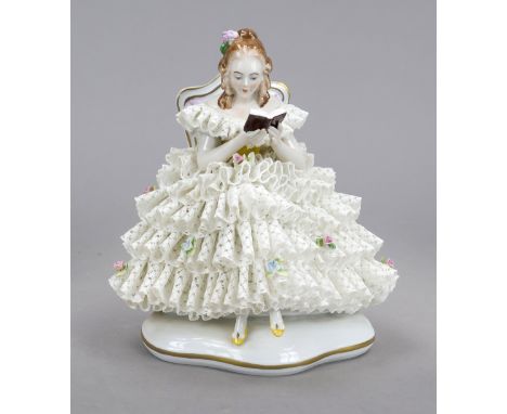 Elegante Dame mit Buch, Sitzendorf, Thüringen, 20. Jh., Mädchen in aufwendigem Spitzenkleid beim Lesen, auf geschwungenem Soc