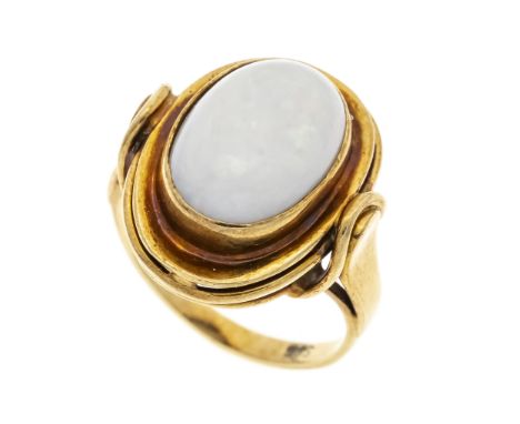 Opal-Ring GG 585/000 mit einem ovalen Milchopal-Cabochon 13,8 x 9,6 x 3,7 mm, RG 51, 5,5 g