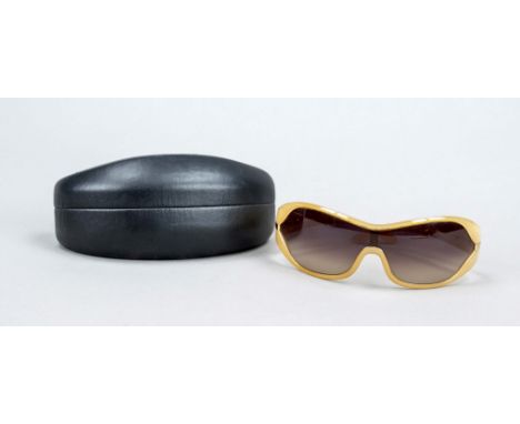 Prada, Sonnenbrille, semitransparentes beigefarbenes Kunststoffgestell mit seitlichen Metallapplikationen und Logo-Schriftzug